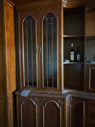 Mueble de madera con vitrinas