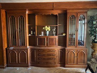 Mueble de madera con vitrinas