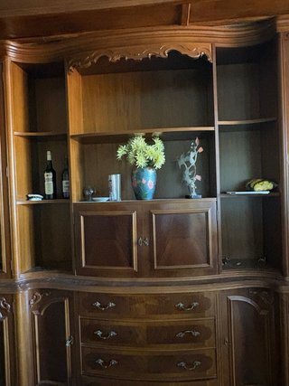 Mueble de madera con vitrinas