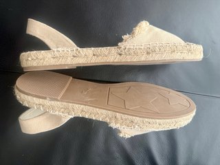 Alpargatas de esparto beige y doradas. Comodísima