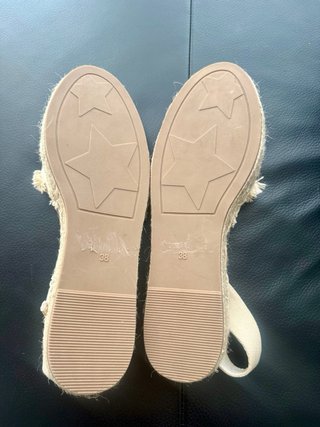 Alpargatas de esparto beige y doradas. Comodísima