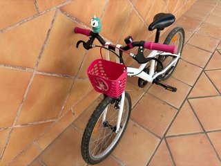 Bicicleta infantil Btwin blanca y rosa