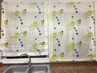 Cortina de cocina con círculos