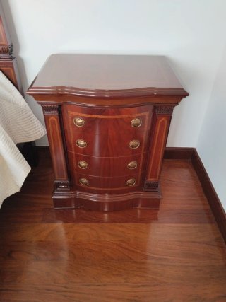 Dormitorio clásico madera oscura