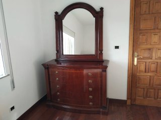 Dormitorio clásico madera oscura