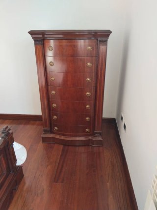 Dormitorio clásico madera oscura