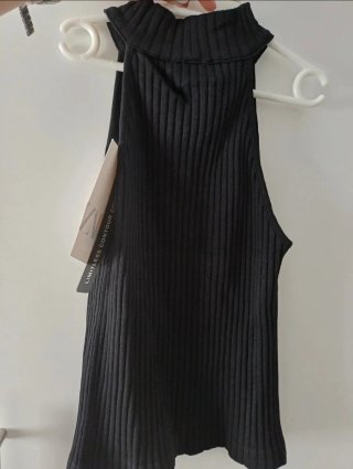 Top Zara Negro sin Mangas Cuello Alto talla XS-S