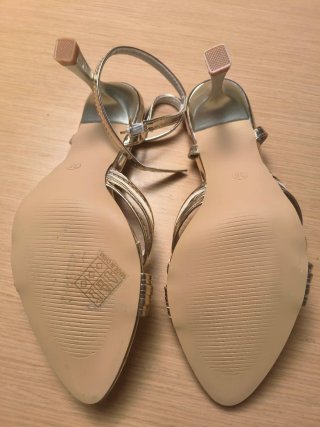 Sandalias doradas tacón fino mujer