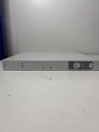 : Switch Cisco Catalyst 9300 24T (C9300-24T)