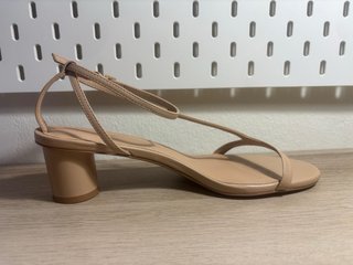 Tacones beige con tiras