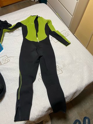 Traje de neopreno verde y negro