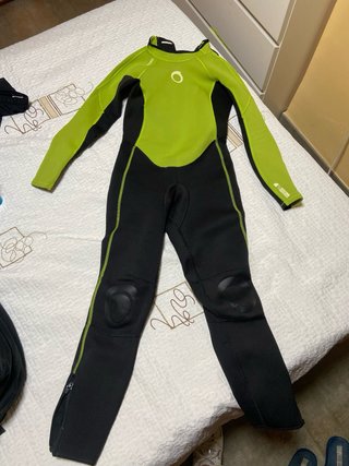 Traje de neopreno verde y negro