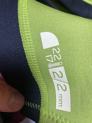 Traje de neopreno verde y negro