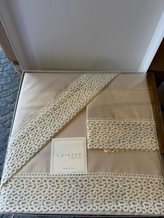 Completo letto matrimoniale beige con pizzo