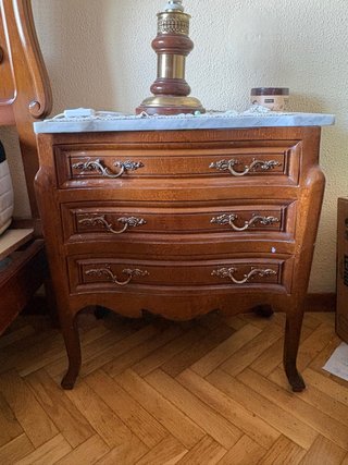 Mesita de noche vintage clásica con mármol