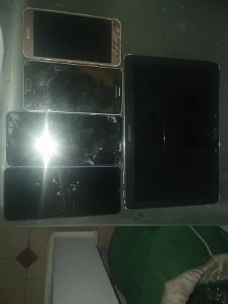 Lote móviles para piezas y 1 tablet si funciona.