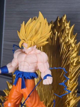Figura Goku SS 32 cm Exclusiva