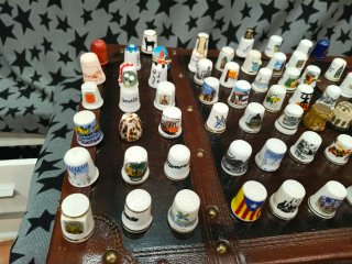 Collezione di ditali in ceramica e metallo