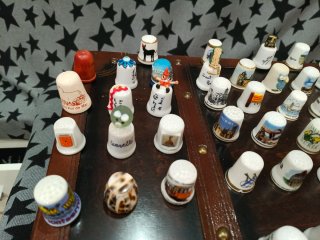 Collezione di ditali in ceramica e metallo