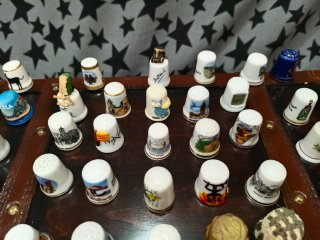 Collezione di ditali in ceramica e metallo