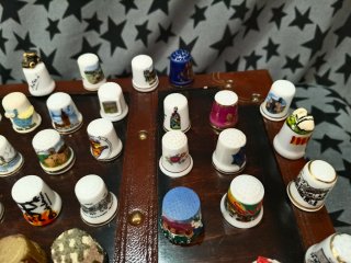 Collezione di ditali in ceramica e metallo