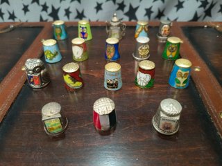 Collezione di ditali in ceramica e metallo