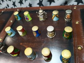 Collezione di ditali in ceramica e metallo