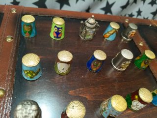 Collezione di ditali in ceramica e metallo