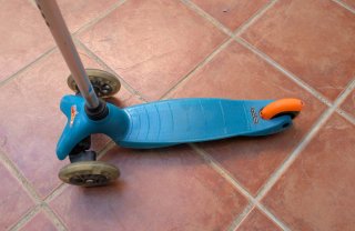 Patinete Mini Micro color azul, en buen estado.
