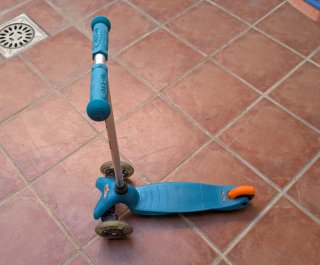 Patinete Mini Micro color azul, en buen estado.