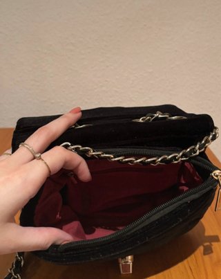 Bolso de terciopelo negro
