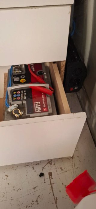 Vendo furgoneta camperizada en muy buen estado.