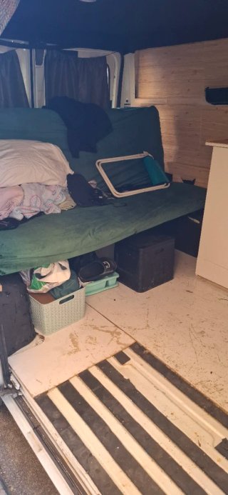 Vendo furgoneta camperizada en muy buen estado.