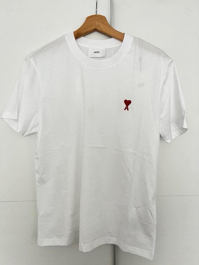 Camiseta Ami Paris blanca con logo corazó