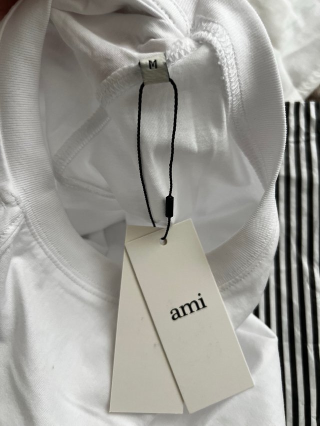 Camiseta Ami Paris blanca con logo corazó