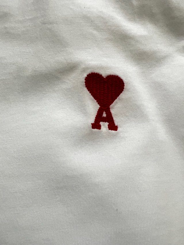 Camiseta Ami Paris blanca con logo corazó