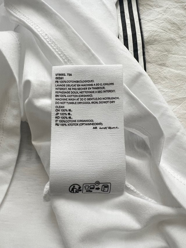 Camiseta Ami Paris blanca con logo corazó