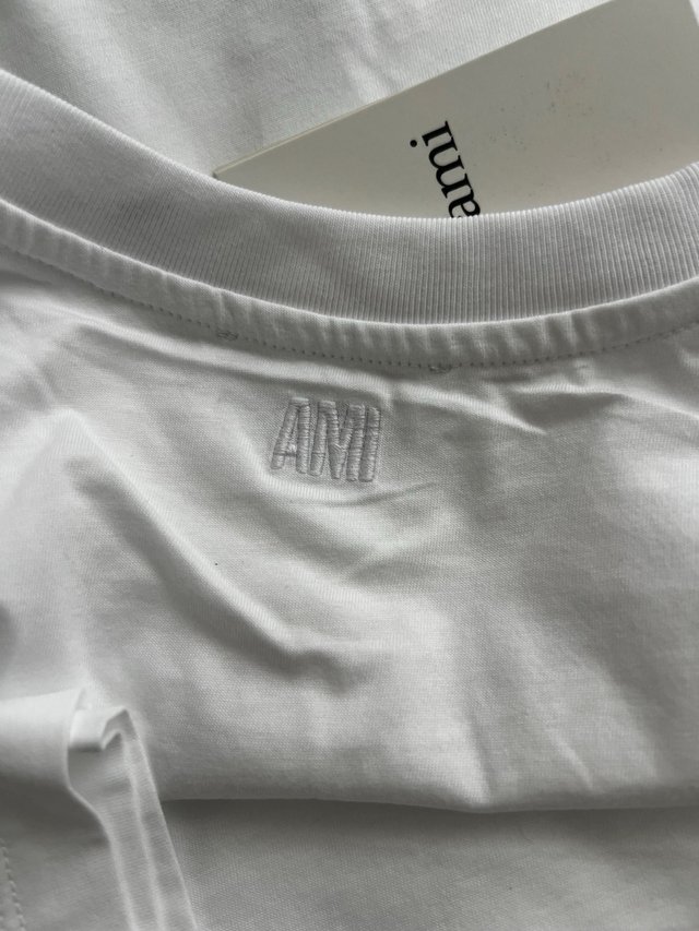 Camiseta Ami Paris blanca con logo corazó