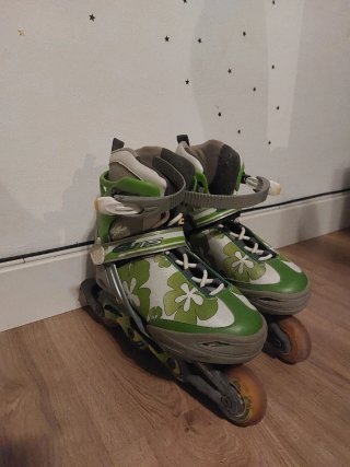 Patines en línea verdes y blancos