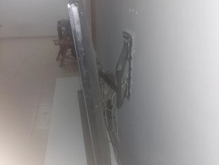 TV LG con brazo para colgar