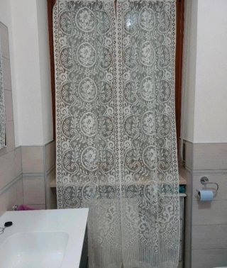 2 Tende in pizzo bianco. Misure: 36x267 cm