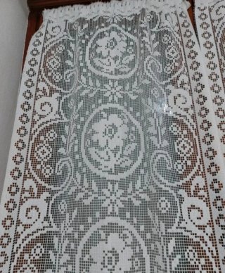 2 Tende in pizzo bianco. Misure: 36x267 cm