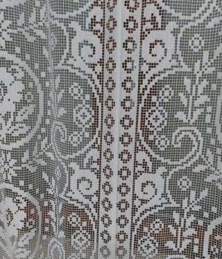 2 Tende in pizzo bianco. Misure: 36x267 cm
