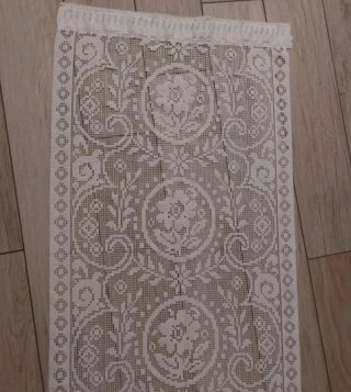2 Tende in pizzo bianco. Misure: 36x267 cm