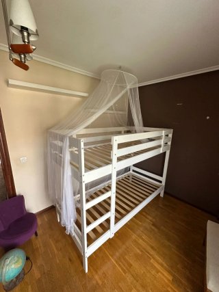 Litera de madera blanca
