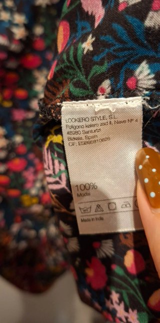 Top floral con encaje negro