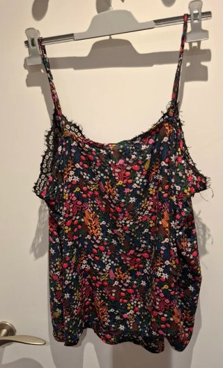 Top floral con encaje negro