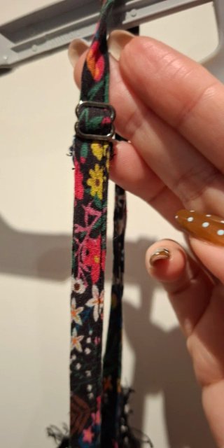Top floral con encaje negro