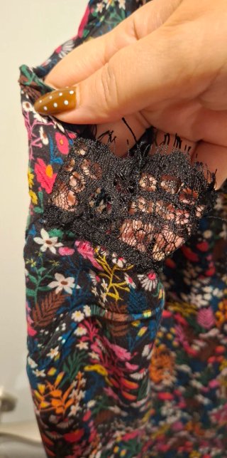 Top floral con encaje negro