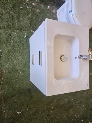 Mueble de baño blanco con lavabo